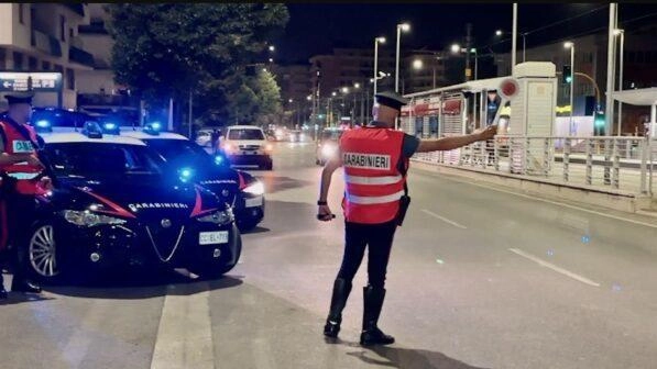 Una pattuglia di carabinieri durante un intervento di controllo del territorio Una pattuglia di carabinieri durante un intervento di controllo del territorio