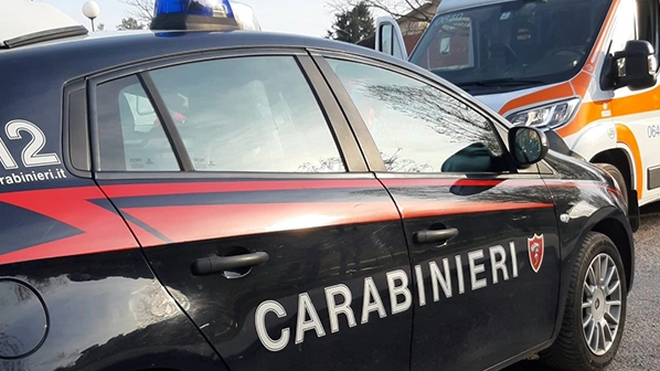 Ambulanza e carabinieri (Foto archivio) Ambulanza e carabinieri (Foto archivio)