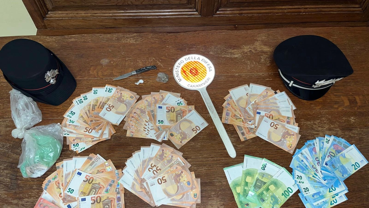 Soldi, droga e coltello sequestrati