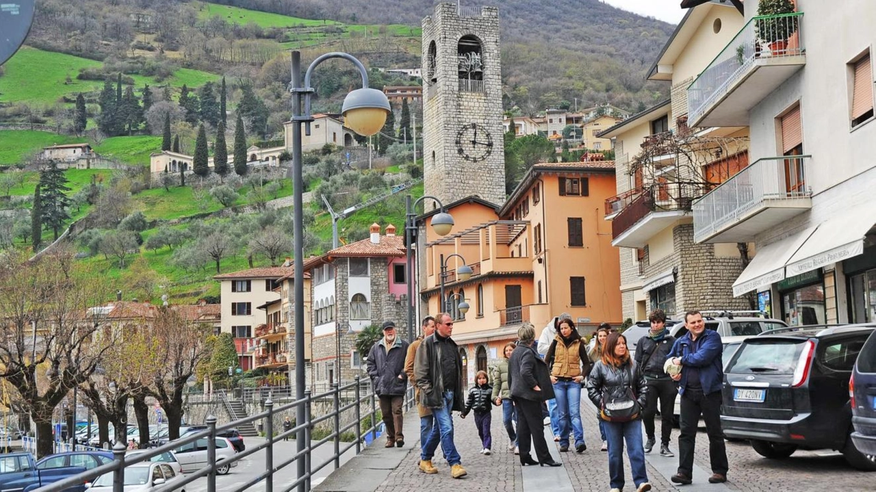 L’amministrazione comunale e gli abitanti della frazione Cambianica si oppongono alla richiesta avanzata da due operatori di telefonia mobile che vorrebbero collocare un’antenna 5G in prossimità della località San Rocco L’amministrazione comunale e gli abitanti della frazione Cambianica si oppongono alla richiesta avanzata da due operatori di telefonia mobile che vorrebbero collocare un’antenna 5G in prossimità della località San Rocco
