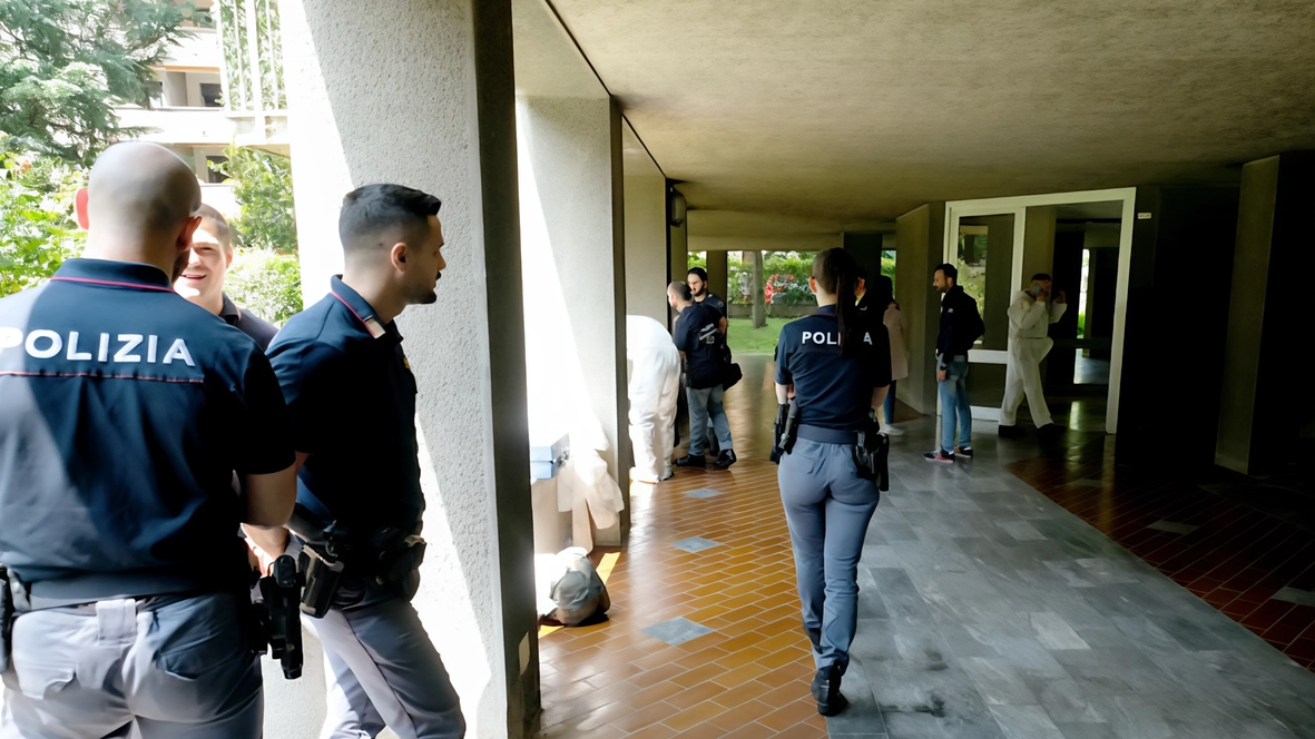 Gli agenti della Squadra Mobile della Questura in azione durante una perquisizione Gli agenti della Squadra Mobile della Questura in azione durante una perquisizione