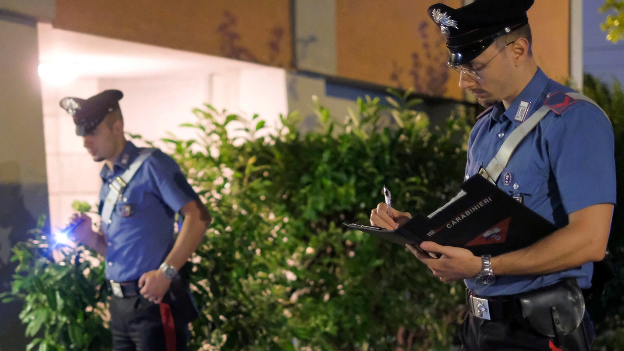 I rilievi dei carabinieri sul luogo della caduta, oltre agli accertamenti sul cellulare e ai referti medici, serviranno a chiarire il giallo di Rozzano (foto repertorio) I rilievi dei carabinieri sul luogo della caduta, oltre agli accertamenti sul cellulare e ai referti medici, serviranno a chiarire il giallo di Rozzano (foto repertorio)