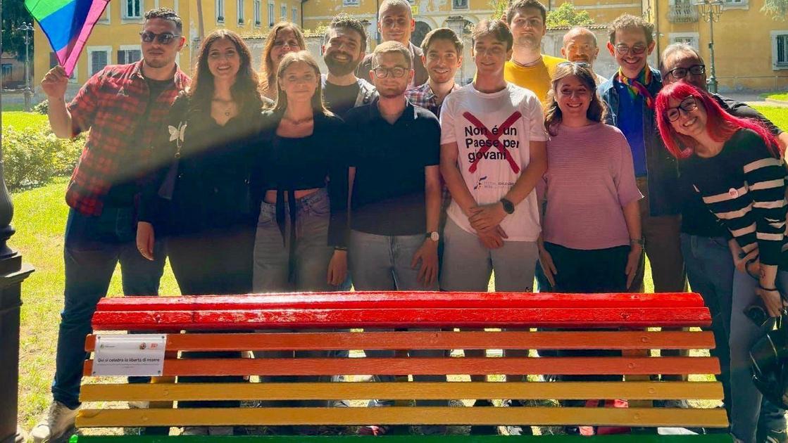 Inaugurata la panchina per i diritti Lgbt