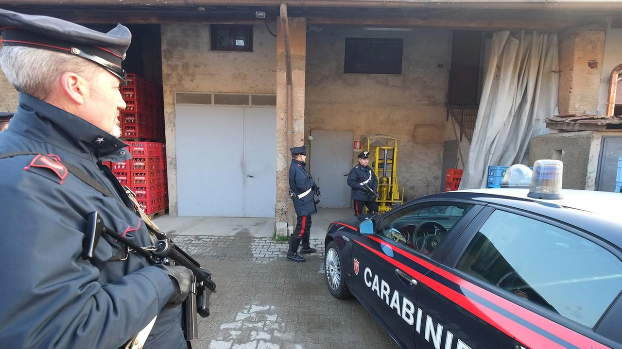 Dieci arresti, un gruppo di marocchini riforniva la piazza fra Cornate a Sulbiate. Sequestrati cocaina e hashish. Clienti insospettabili: operai, dirigenti, casalinghe. Dieci arresti, un gruppo di marocchini riforniva la piazza fra Cornate a Sulbiate. Sequestrati cocaina e hashish. Clienti insospettabili: operai, dirigenti, casalinghe.