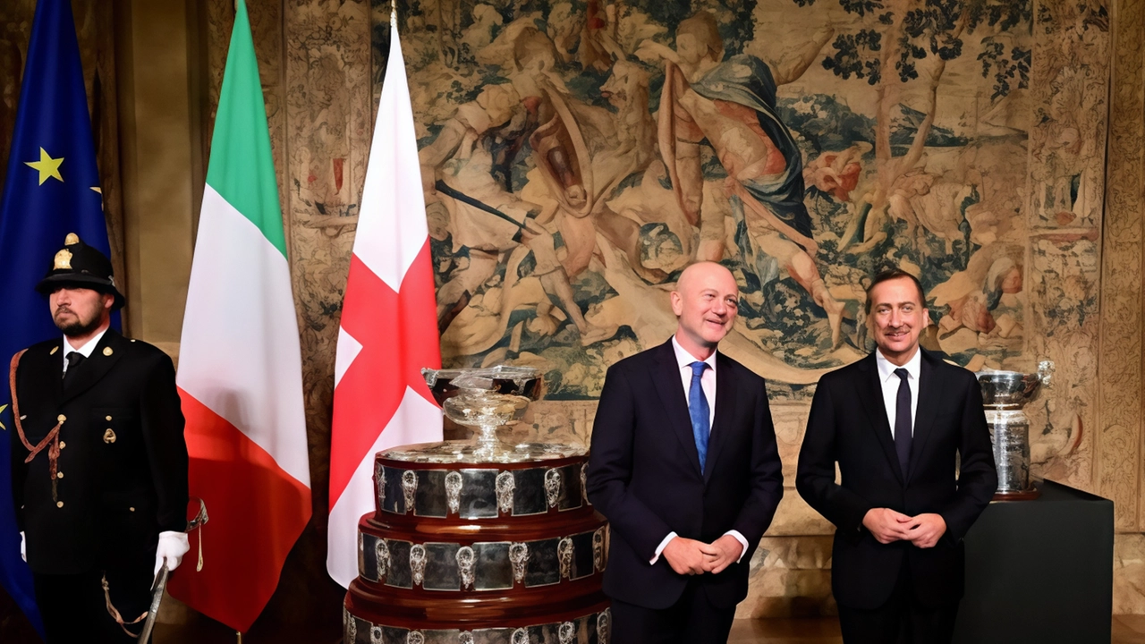 A sinistra, il presidente della Federtennis Angelo Binaghi e il sindaco Beppe Sala con le Coppe Davis e King A sinistra, il presidente della Federtennis Angelo Binaghi e il sindaco Beppe Sala con le Coppe Davis e King