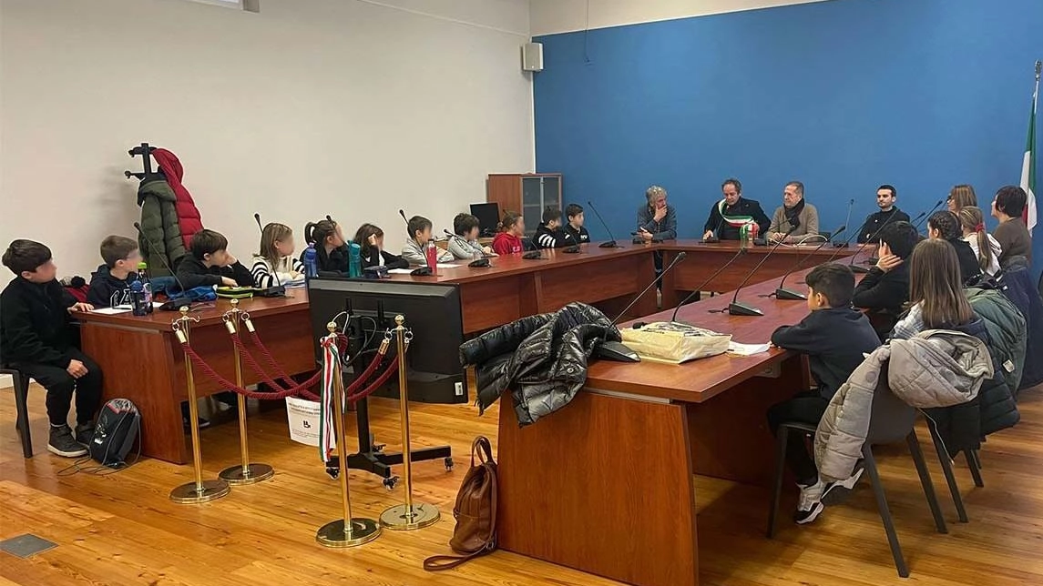Scuola media ed elementare al centro del progetto del consiglio comunale dei ragazzi che ritorna di attualità dopo 20... Scuola media ed elementare al centro del progetto del consiglio comunale dei ragazzi che ritorna di attualità dopo 20...