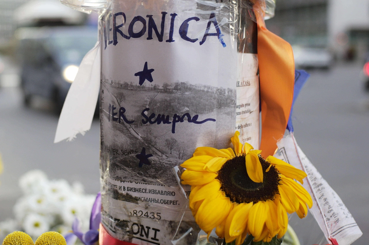 Fiori sul palo vicino al punto di piazzale Loreto dove ha perso la vita la 38enne Veronica D'Incà