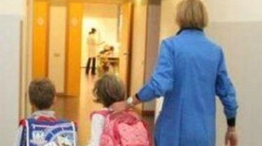 Bidelle a Merate decidono di togliere la carta igienica alle elementari per evitare intasamenti. Genitori protestano, ma dopo riunione la situazione si risolve. Bidelle a Merate decidono di togliere la carta igienica alle elementari per evitare intasamenti. Genitori protestano, ma dopo riunione la situazione si risolve.