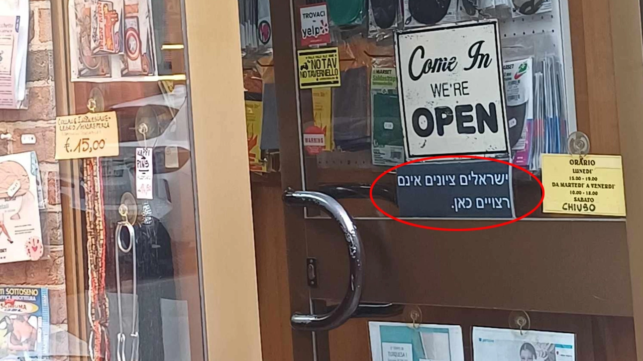 Un cartello scritto in ebraico 'israeliani e sionisti non sono i benvenuti qui' è stato messo sulla porta di un negozio nel pieno centro di Milano e poi rimosso