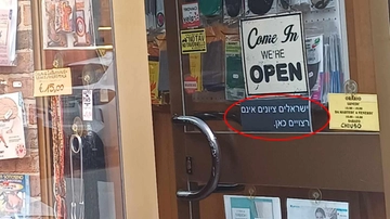 Cartello (poi rimosso) “Israeliani sionisti non benvenuti qui”, denunciato negoziante: “Clima preoccupante”