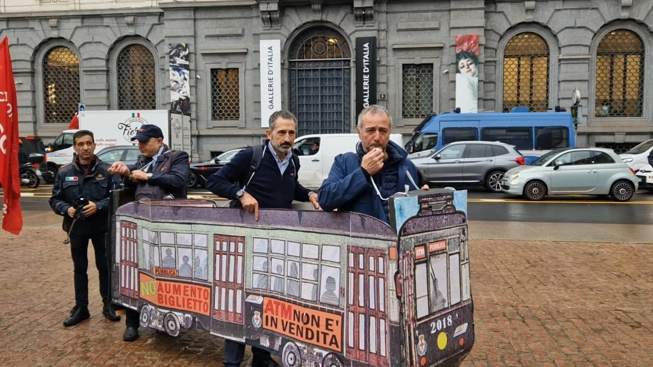 Il presidio davanti a Palazzo Marino (Foto Mianews) Il presidio davanti a Palazzo Marino (Foto Mianews)