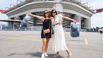 Viaggio tra i “swifties” fuori da San Siro: “Niente birra né sigarette. Facciamo braccialetti di perline”