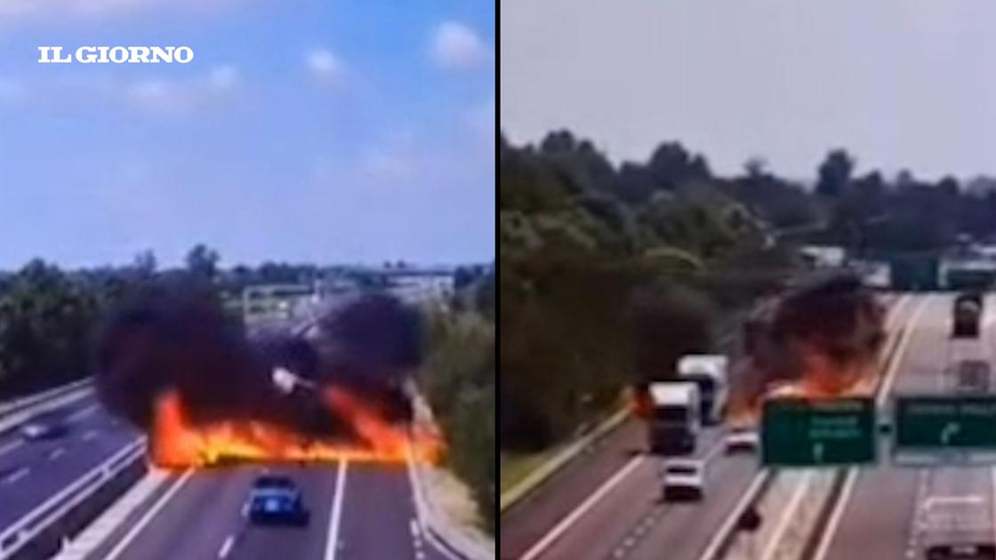 L’ultraleggero in picchiata e l’esplosione tra le auto: è virale il video dello schianto a Brescia L’ultraleggero in picchiata e l’esplosione tra le auto: è virale il video dello schianto a Brescia