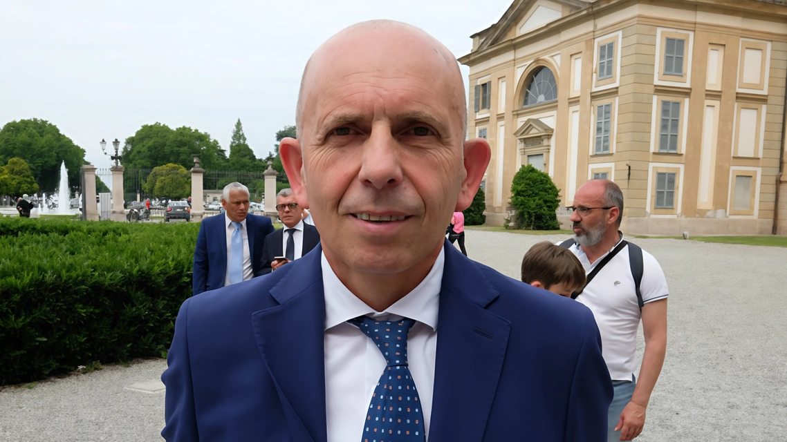 Il vicesindaco e assessore ai Lavori pubblici di Lissone Oscar Bonafè sta relazionando sul complicato andamento dei lavori al centro sportivo