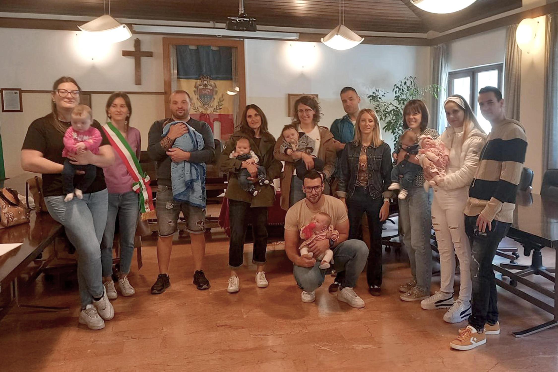 Il corredino ai nuovi nati: "Benvenuti" Il corredino ai nuovi nati: "Benvenuti"