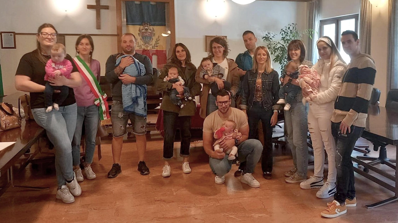 "È sempre un piacere incontrare le nuove famiglie del nostro Comune, condividere un momento di vicinanza e scambio di auguri... "È sempre un piacere incontrare le nuove famiglie del nostro Comune, condividere un momento di vicinanza e scambio di auguri...