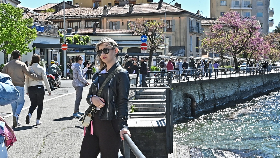 I turisti si fotografano in viale Geno, lungolago a Como (foto Cusa)