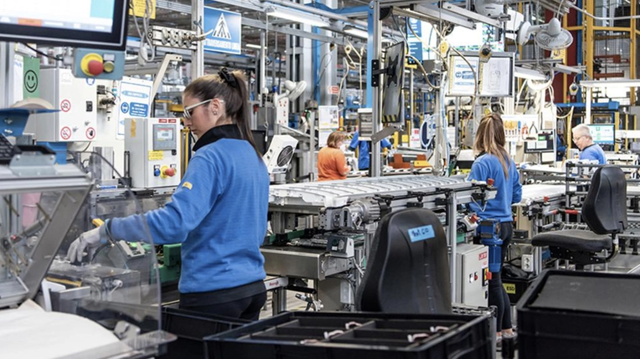 Il sito produttivo di Electrolux a Solaro nel Milanese I turni sono rimasti di 8 ore Ma incombono 80 esuberi Il sito produttivo di Electrolux a Solaro nel Milanese I turni sono rimasti di 8 ore Ma incombono 80 esuberi