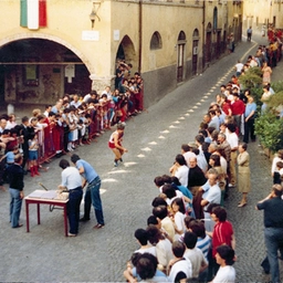 Torna la Corsa delle Uova di Gandino: la “pazza” gara nata 1931 da una scommessa tra amici e diventata un evento cult