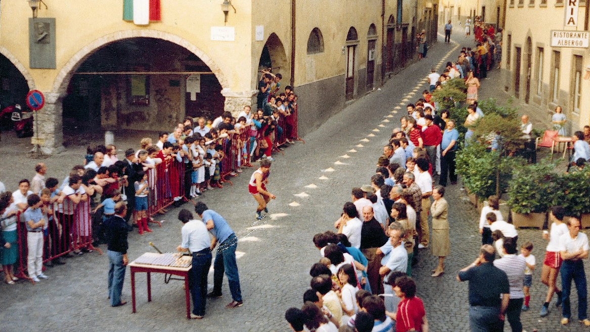 Torna la Corsa delle Uova di Gandino: la “pazza” gara nata 1931 da una scommessa tra amici e diventata un evento cult