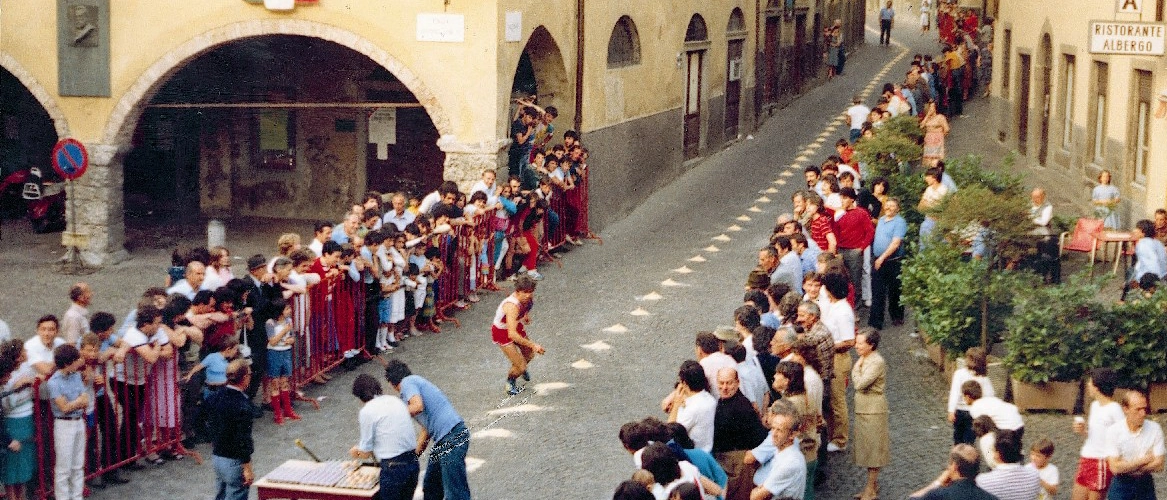Torna la Corsa delle Uova di Gandino: la “pazza” gara nata 1931 da una scommessa tra amici e diventata un evento cult