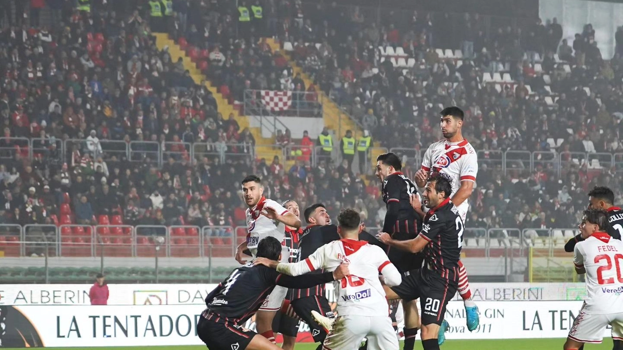 Cremonese e Mantova si affrontano allo Zini per un derby decisivo: playoff per i grigiorossi, salvezza per i virgiliani.