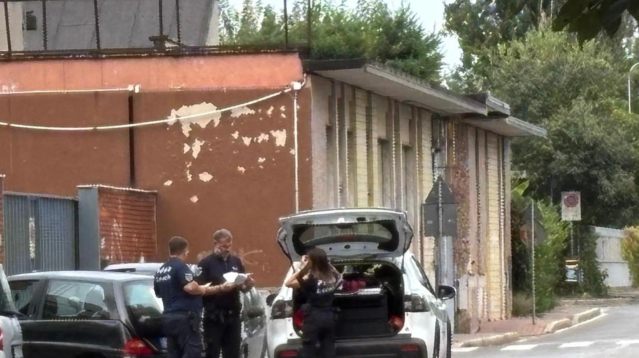 La polizia locale di Cormano e l’auto abbandonata dal fuggitivo in via Somalia La polizia locale di Cormano e l’auto abbandonata dal fuggitivo in via Somalia