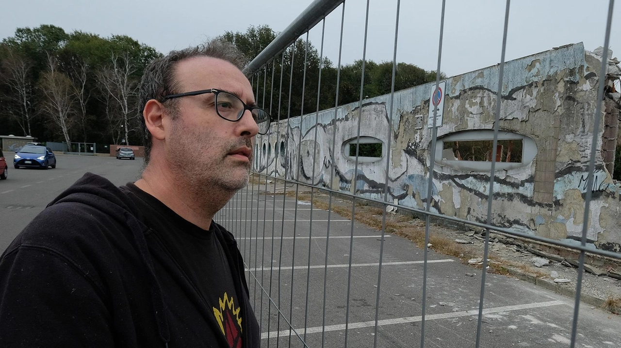 Le piscine intorno non mancano, ma nei ricordi restano quelle che sono chiuse da anni e che non torneranno mai...