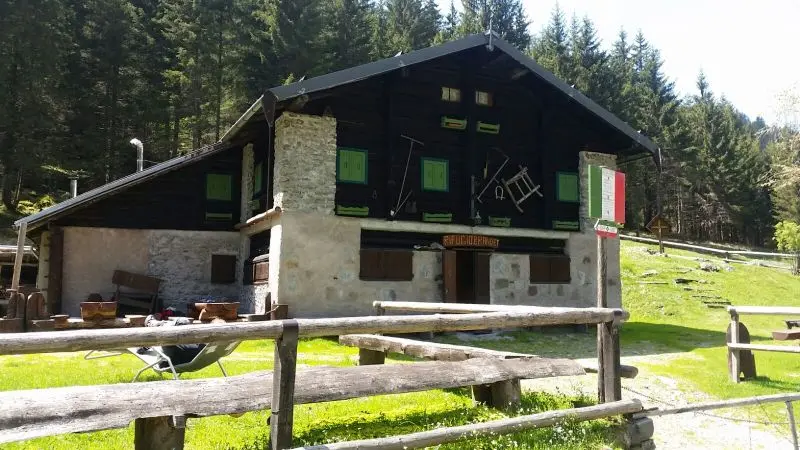 Incendio al rifugio Val Brandet: minacciati i boschi della riserva naturale delle Valli di Sant’Antonio