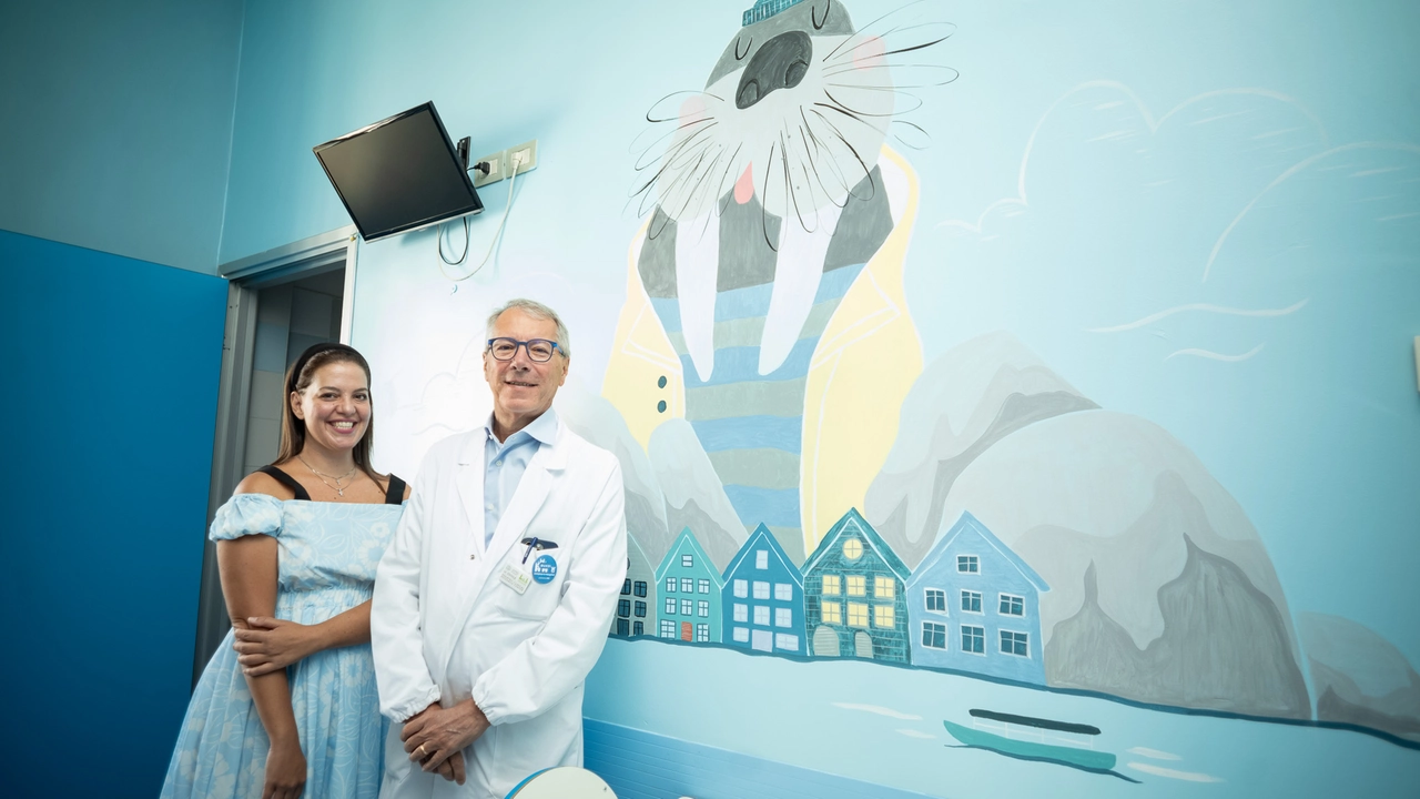 Serena Piermartiri ha decorato 20 stanze del reparto di degenza pediatrico dell’ospedale Buzzi che saranno riaperti oggi, in tempi record. Qui la mamma-decoratrice insieme al direttore del Dipartimento di Pediatria, Gian Vincenzo Zuccotti (Foto Canella) Serena Piermartiri ha decorato 20 stanze del reparto di degenza pediatrico dell’ospedale Buzzi che saranno riaperti oggi, in tempi record. Qui la mamma-decoratrice insieme al direttore del Dipartimento di Pediatria, Gian Vincenzo Zuccotti (Foto Canella)
