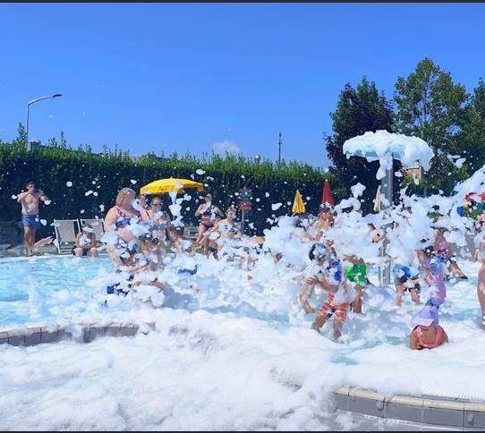 Hawaiian Schiuma Party da “Acquaworld“: relax, dj, musica e sorrisi