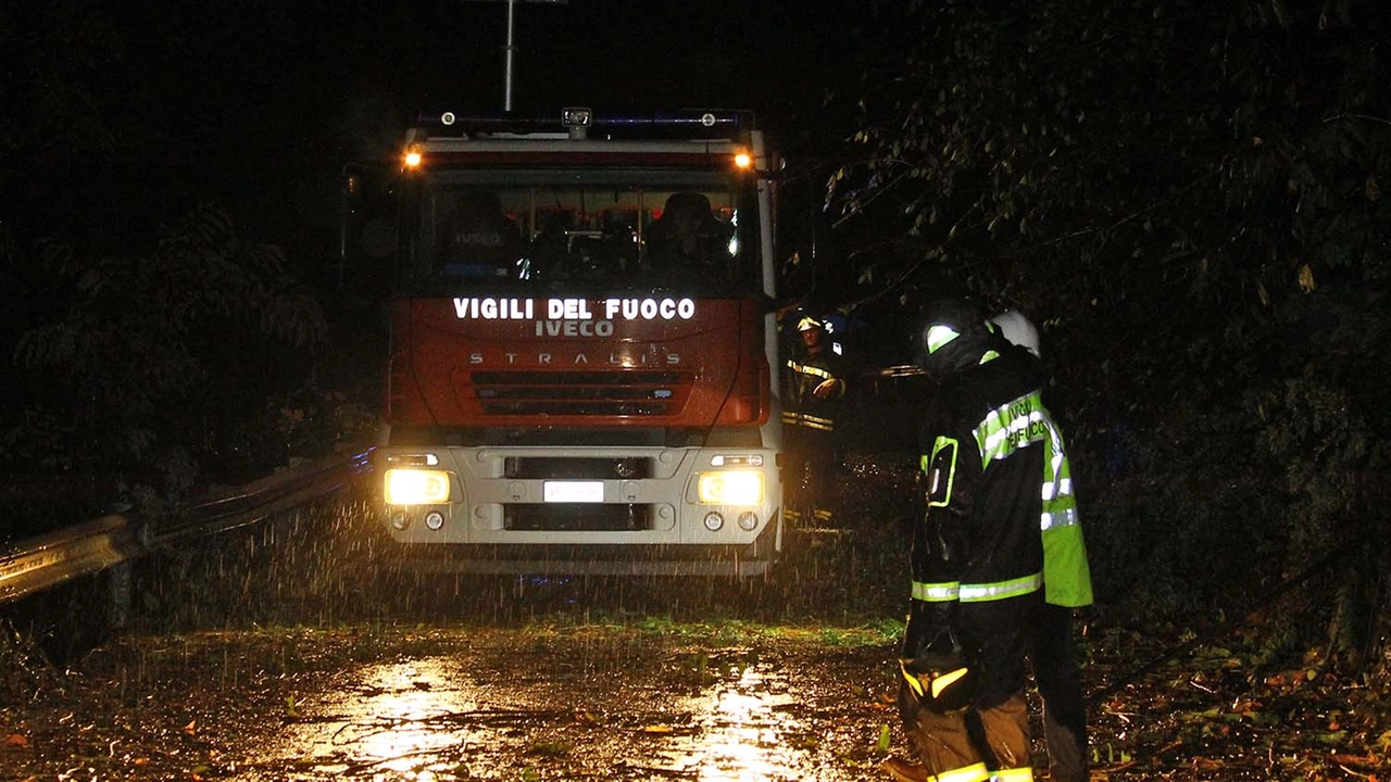 Maltempo, vigili del fuoco in azione (foto d'archivio) Maltempo, vigili del fuoco in azione (foto d'archivio)