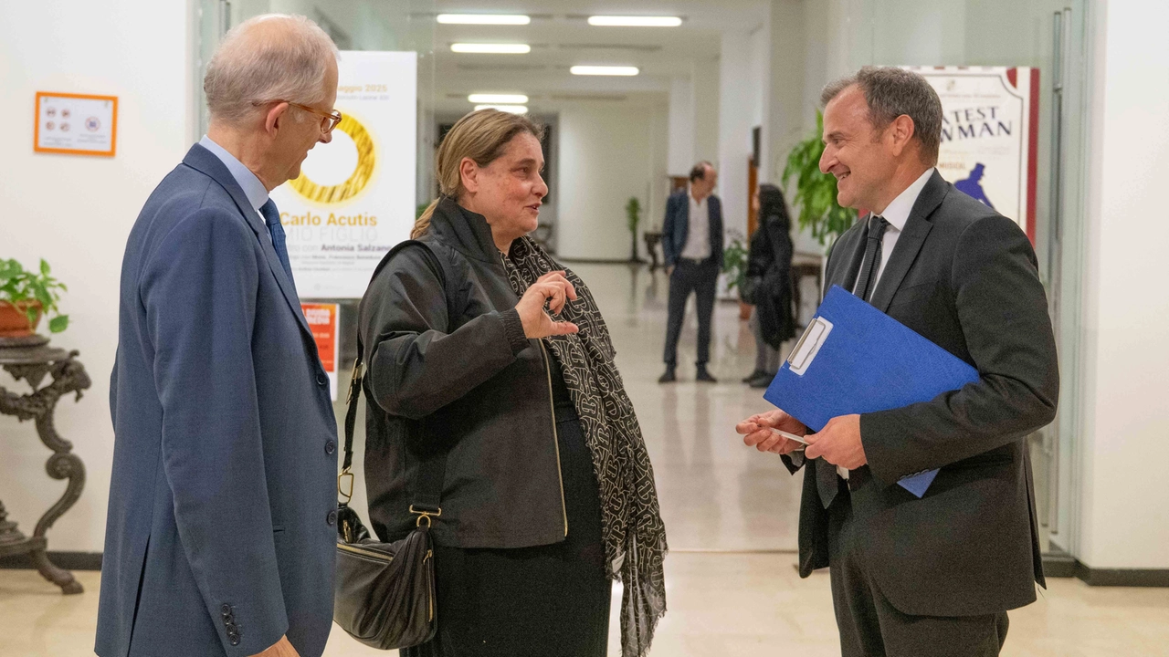L’arrivo di Andrea Acutis e Antonia Salzano nella scuola frequentata dal loro primogenito, Carlo Sotto mamma Antonia con il piccolo Carlo e l’aula che oggi porta il suo nome e che accoglie i ragazzi del Leone XIII L’arrivo di Andrea Acutis e Antonia Salzano nella scuola frequentata dal loro primogenito, Carlo Sotto mamma Antonia con il piccolo Carlo e l’aula che oggi porta il suo nome e che accoglie i ragazzi del Leone XIII