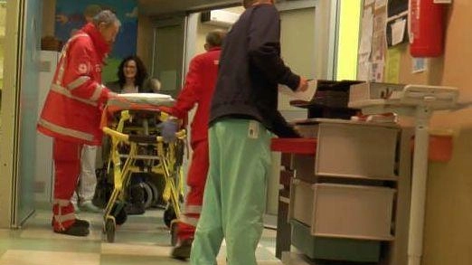 Il ventottenne ferito è stato portato in ospedale per controlli Le ferite si sono rivelate meno gravi di quanto temuto