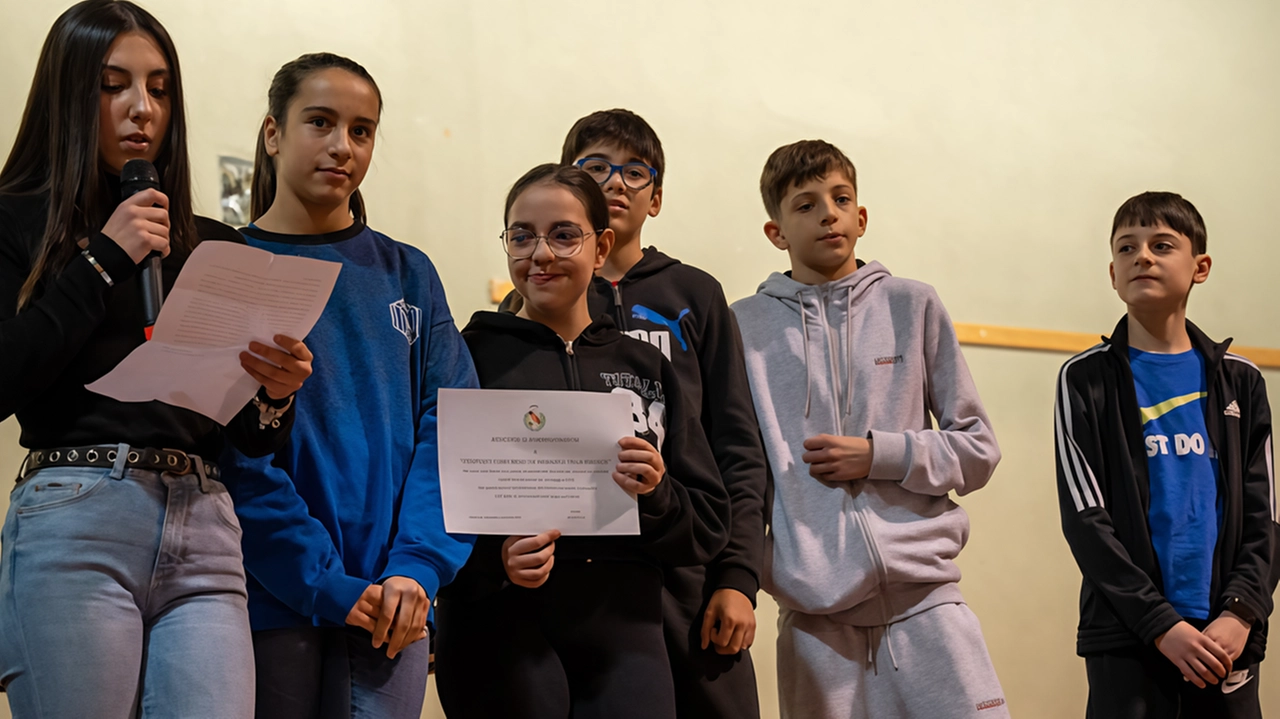 La cerimonia di consegna dei riconoscimenti post alluvione al Consiglio comunale dei ragazzi e delle ragazze (foto fornita da Tommaso Fumagalli) La cerimonia di consegna dei riconoscimenti post alluvione al Consiglio comunale dei ragazzi e delle ragazze (foto fornita da Tommaso Fumagalli)