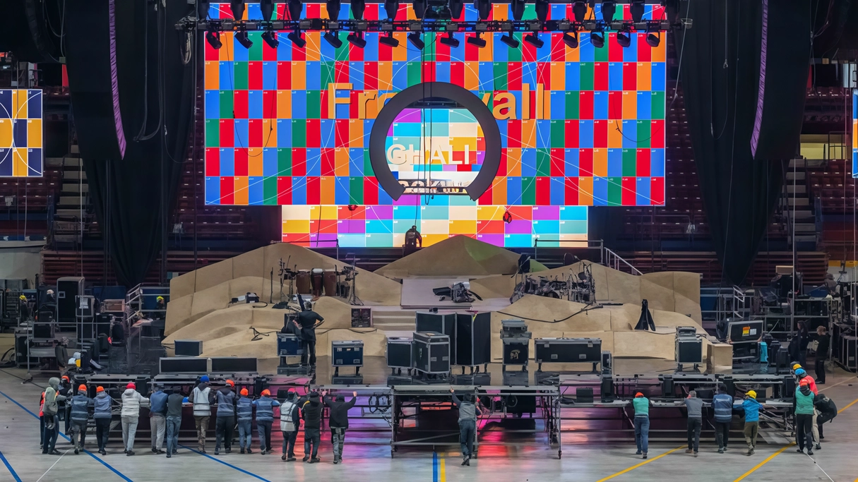 Il rapper italo-tunisino si è esibito il 15 novembre sul palco dell’Unipol Forum di Assago. Attrezzature ed effetti visivi, schermi a led e flight case: ecco il lato nascosto del concerto. Il rapper italo-tunisino si è esibito il 15 novembre sul palco dell’Unipol Forum di Assago. Attrezzature ed effetti visivi, schermi a led e flight case: ecco il lato nascosto del concerto.