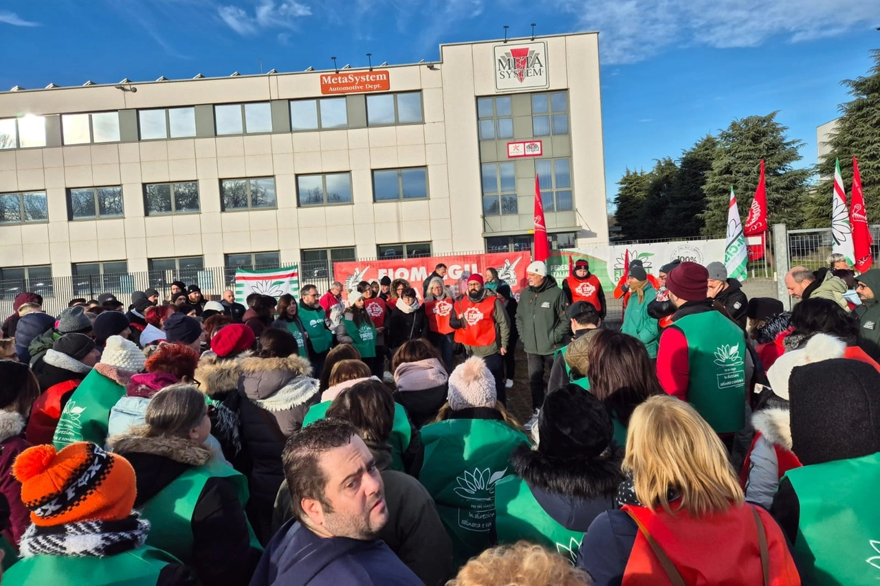 Un presidio dei lavoratori dello stabilimento di Mornago