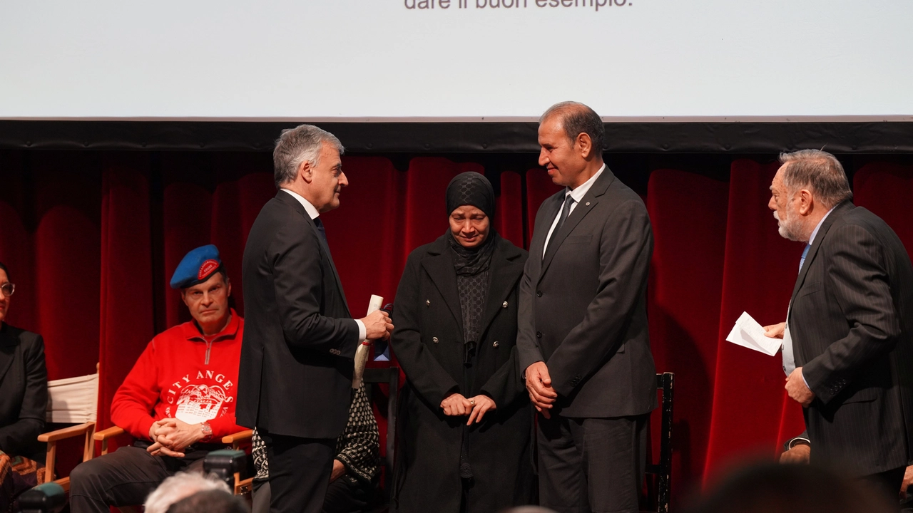 Il prefetto di Milano Claudio Sgaraglia con Yehia e Farida Elgaml, genitori di Ramy Il prefetto di Milano Claudio Sgaraglia con Yehia e Farida Elgaml, genitori di Ramy