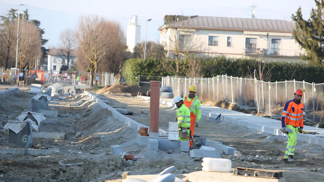 desio il cantiere della metrotranvia il sindaco incontra l8217impresa via al pi249 presto le vecchie rotaie