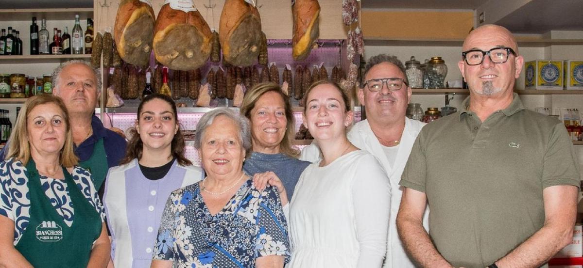 Il negozio di alimentari spegne cento candeline Il negozio di alimentari spegne cento candeline
