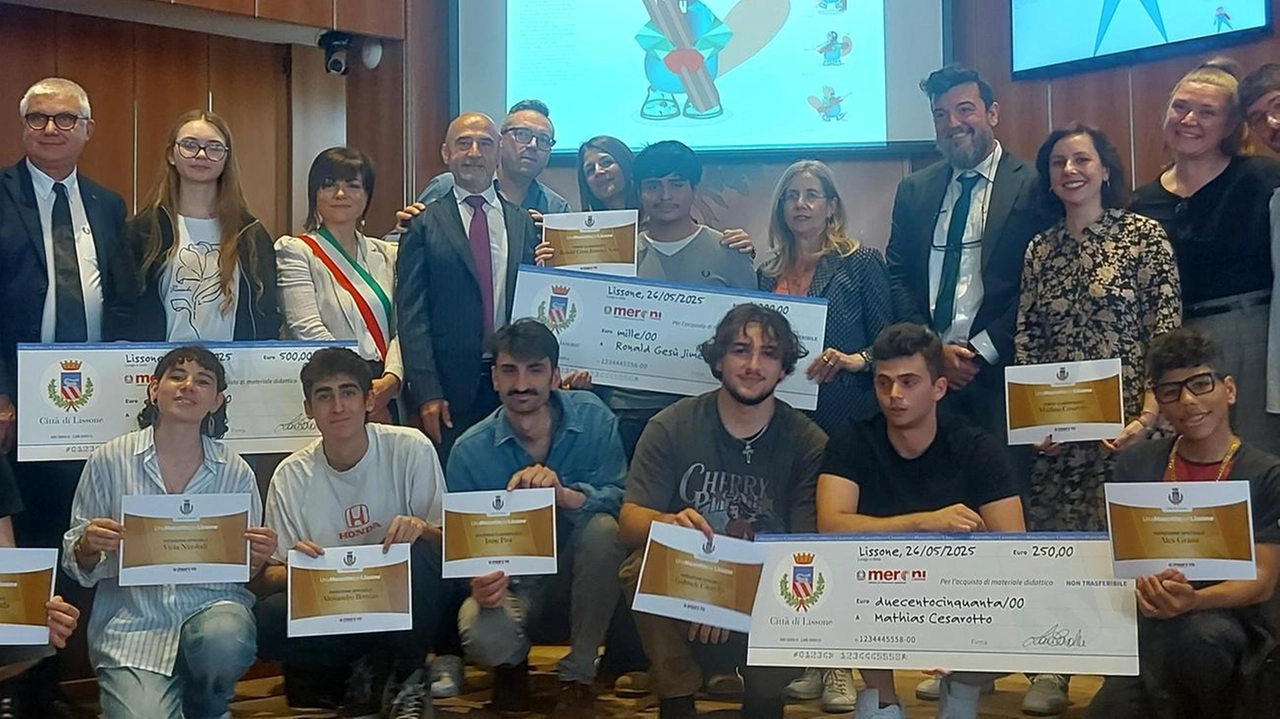 D’ora in poi il simbolo della città sarà anche Lixio, un castoro stilizzato, creativo e ingegnoso, che porta in braccio... D’ora in poi il simbolo della città sarà anche Lixio, un castoro stilizzato, creativo e ingegnoso, che porta in braccio...