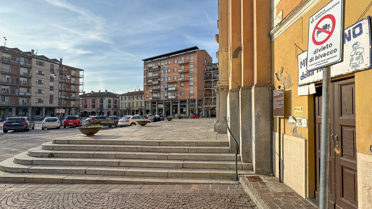 Il cartello anti-bivacchi collocato dal Comune nelle immediate vicinanze del sagrato della chiesa parrocchiale Il cartello anti-bivacchi collocato dal Comune nelle immediate vicinanze del sagrato della chiesa parrocchiale