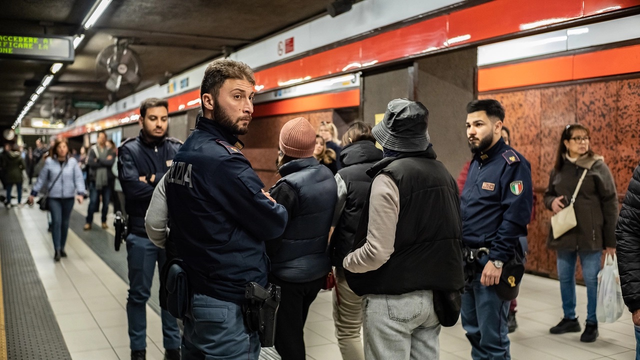Agenti di polizia in metropolitana vigilano sui raid dei borseggiatori Agenti di polizia in metropolitana vigilano sui raid dei borseggiatori