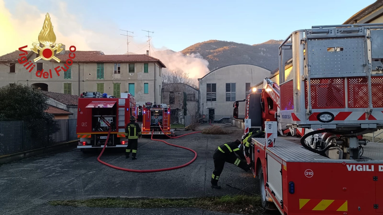 Le operazioni di spegnimento dell'incendio a Erba