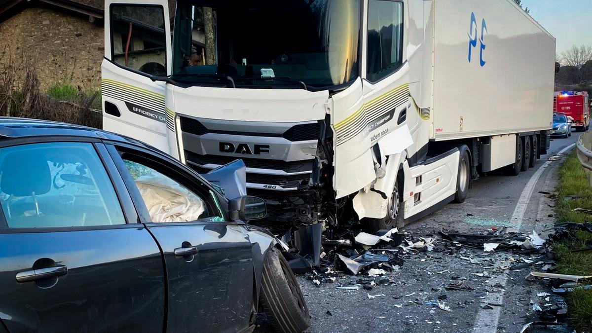 Auto si schianta contro un camion a San Colombano: donna di 68 anni morta sul colpo
