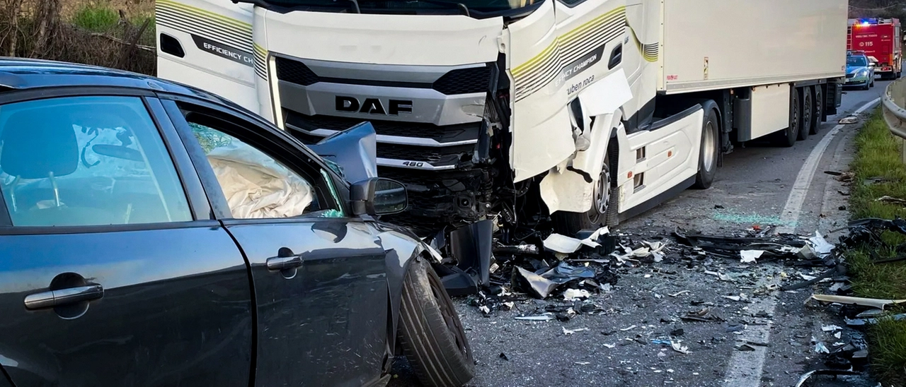 Auto si schianta contro un camion a San Colombano: donna di 68 anni morta sul colpo