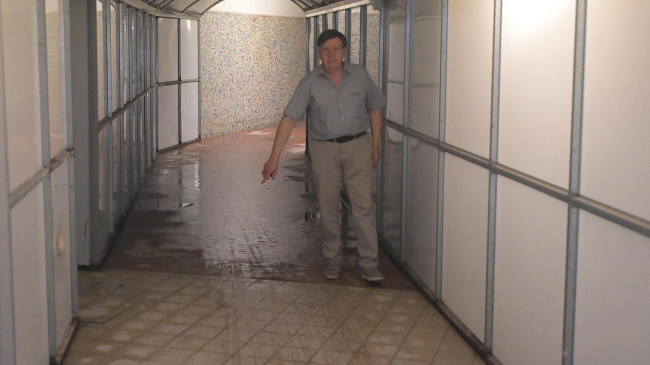 Il presidente della coop di commercianti Luigi Polzotto mostra l’allagamento del mercato dopo piogge intense Il presidente della coop di commercianti Luigi Polzotto mostra l’allagamento del mercato dopo piogge intense
