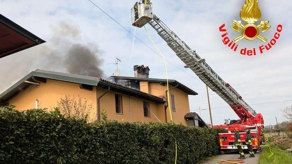 Brucia il tetto con i pannelli fotovoltaici installati: ieri intorno a mezzogiorno brutta sorpresa per i proprietari di una villetta... Brucia il tetto con i pannelli fotovoltaici installati: ieri intorno a mezzogiorno brutta sorpresa per i proprietari di una villetta...
