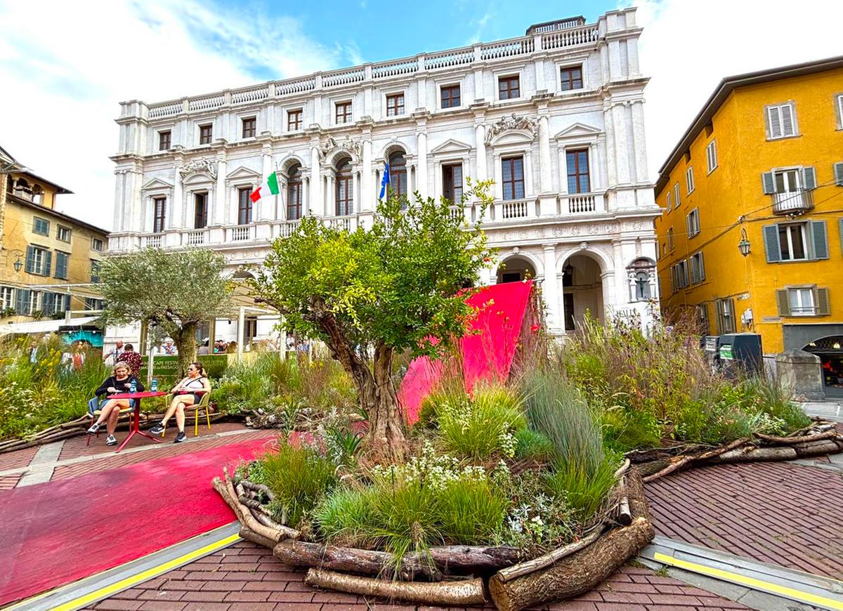 Tronchi, rami, fiori: il Landscape Festival è un salotto sostenibile