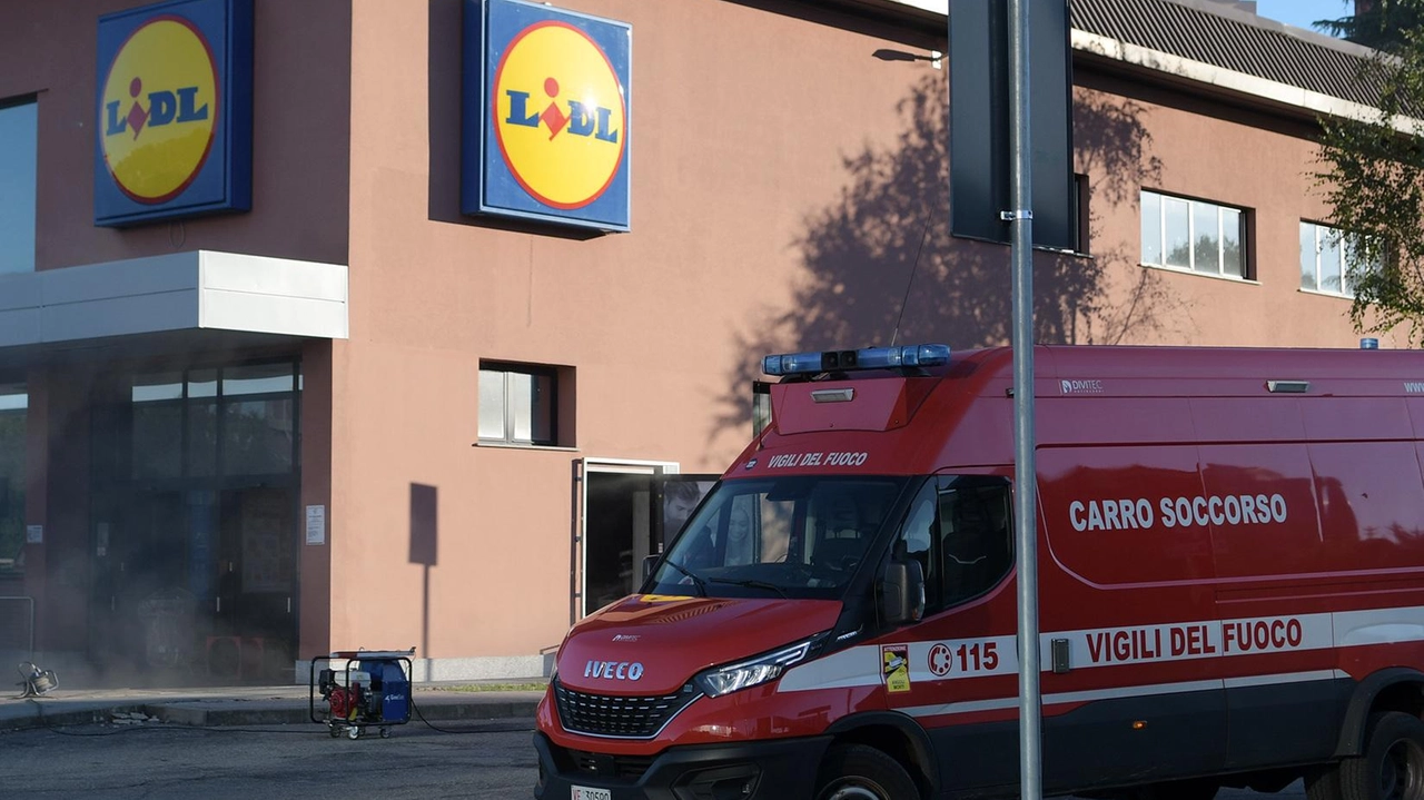 Incendio nel magazzino del supermercato Lidl a San Donato Milanese: una lavoratrice lievemente intossicata, evacuata l'intera struttura. Intervento di vigili del fuoco, carabinieri e polizia locale. Situazione sotto controllo, ma persiste fumo e odore di bruciato. Incendio nel magazzino del supermercato Lidl a San Donato Milanese: una lavoratrice lievemente intossicata, evacuata l'intera struttura. Intervento di vigili del fuoco, carabinieri e polizia locale. Situazione sotto controllo, ma persiste fumo e odore di bruciato.